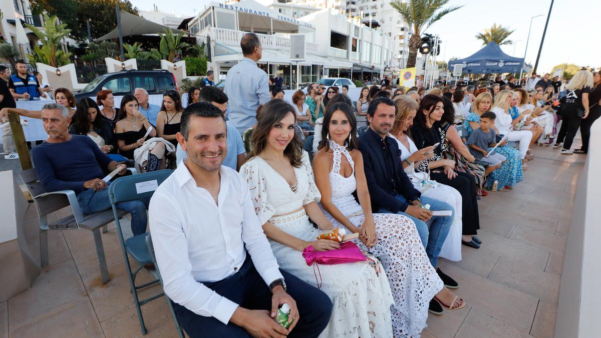 La presentadora y modelo Paloma Lago, junto al alcalde de Sant Antoni, Marcos Serra, en la pasarela Futur Adlib