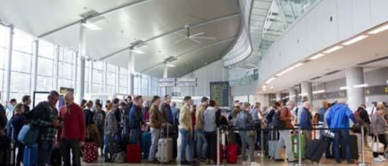 Colas en el aeropuerto de Manises, en una imagen de este año.