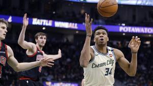 Giannis Antetokounmpo controla un balón durante el partido contra Chicago Bulls.