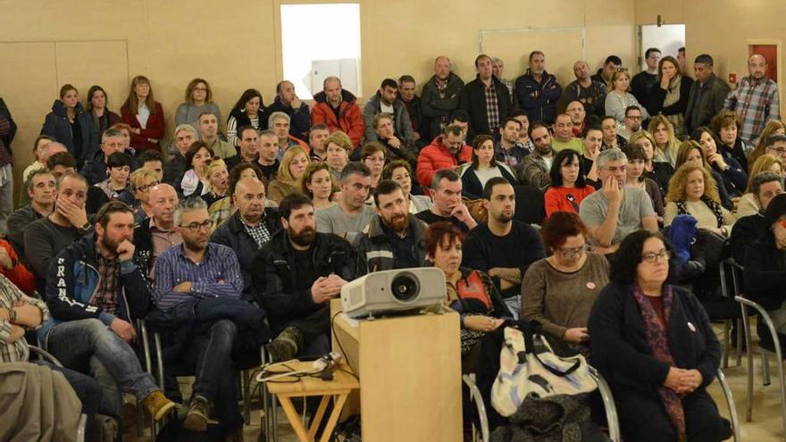 Trabajadores municipales, ayer, durante la asamblea general.