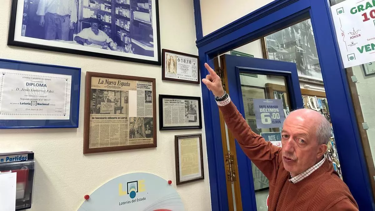 Jesús Gutiérrez dirige la única administración de loterías de Luarca, con medio siglo de historia: "Todo es muy rutinario, pero bonito; por aquí pasan familias enteras"