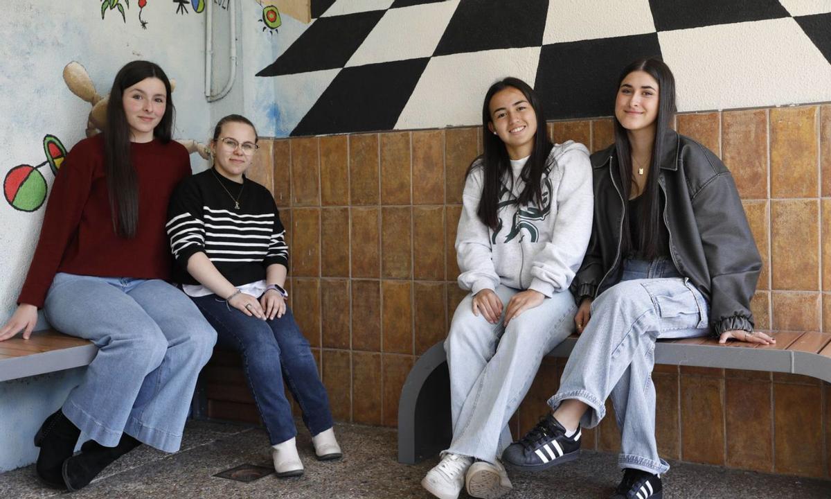 Por la izquierda, Laura Á. Migoya, Sara Vázquez, Sofía Bocanument y Eva González, ayer por la mañana, en el instituto Rosario de Acuña. | FERNANDO RODRÍGUEZ