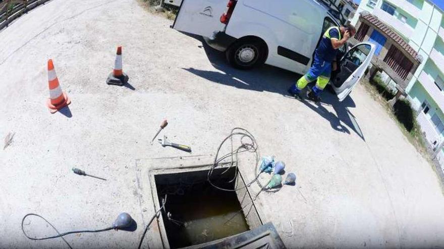 Un fallo eléctrico en el bombeo de Vilariño provoca el vertido al río de fecales procedentes de Aldán y O Hío