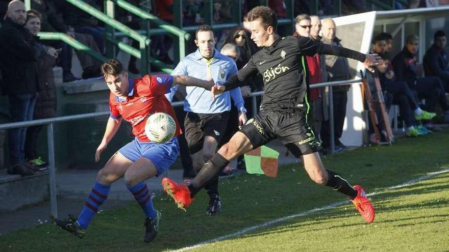 Chery, a la izquierda, disputa un balón con Jaime Santos.