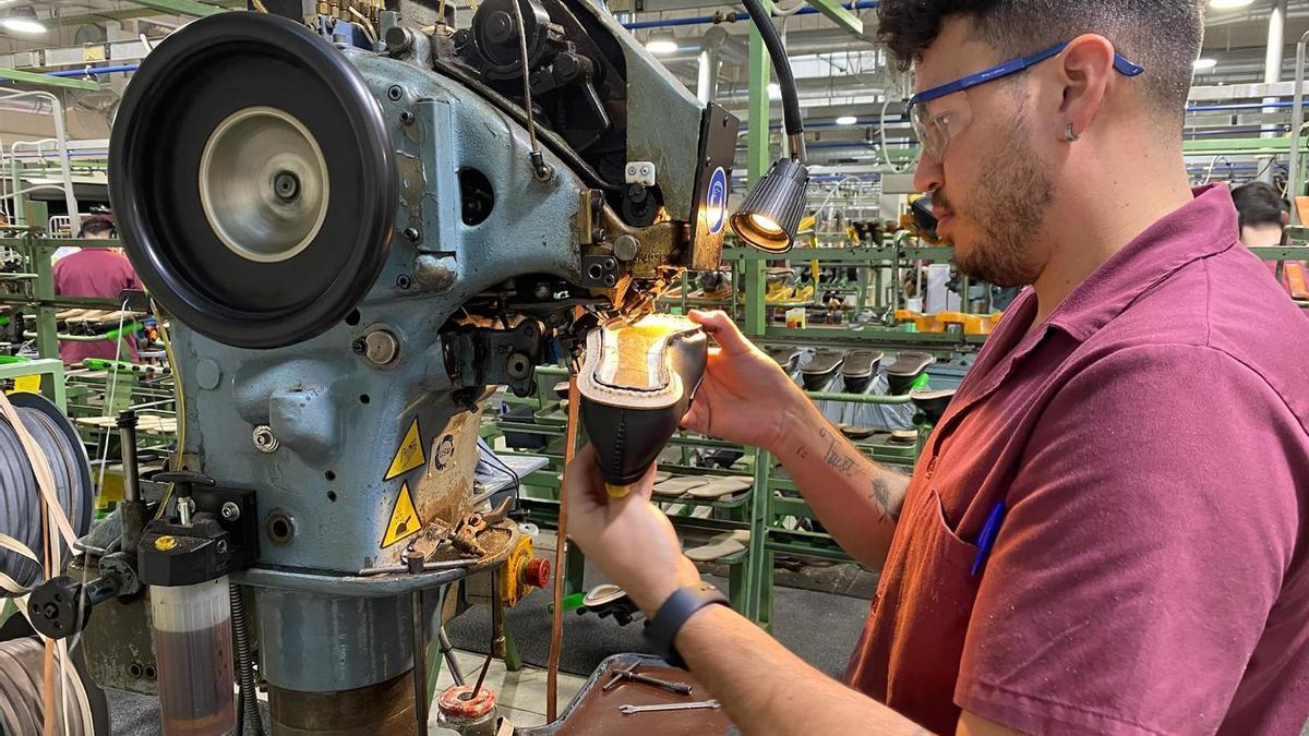 Los hombres jóvenes se han beneficiado más de la recuperación del mercado laboral que las mujeres jóvenes.