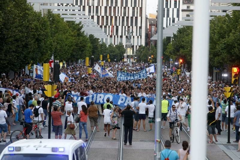 Concentración de aficionados por el futuro del Real Zaragoza