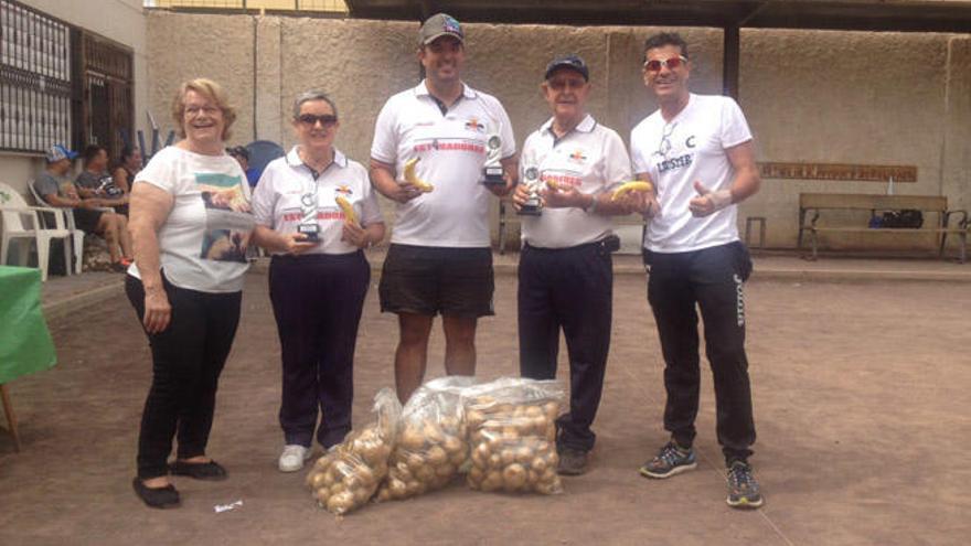 El equipo vencedor junto a los organizadores del torneo.