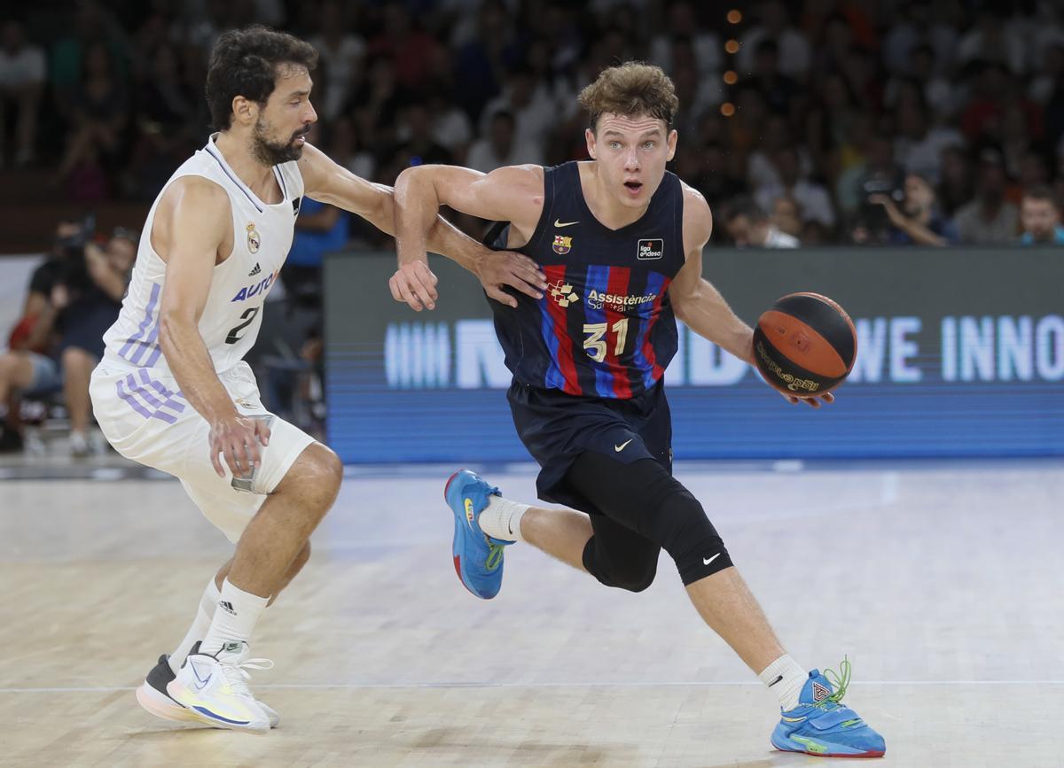 SEVILLA, 25/09/2022.- El jugador del Barcelona Rokas Jokubaitis (d) juega un balón ante Sergio Llull, del Real Madrid, durante la final de la Supercopa de baloncesto disputada este domingo en el pabellón de San Pablo, en Sevilla. EFE/Jose Manuel Vidal