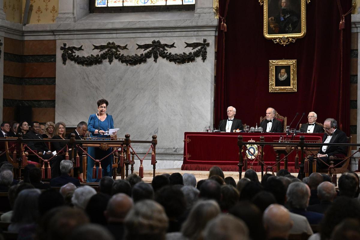 Dolores Corbella, en su discurso de ingreso en la RAE.