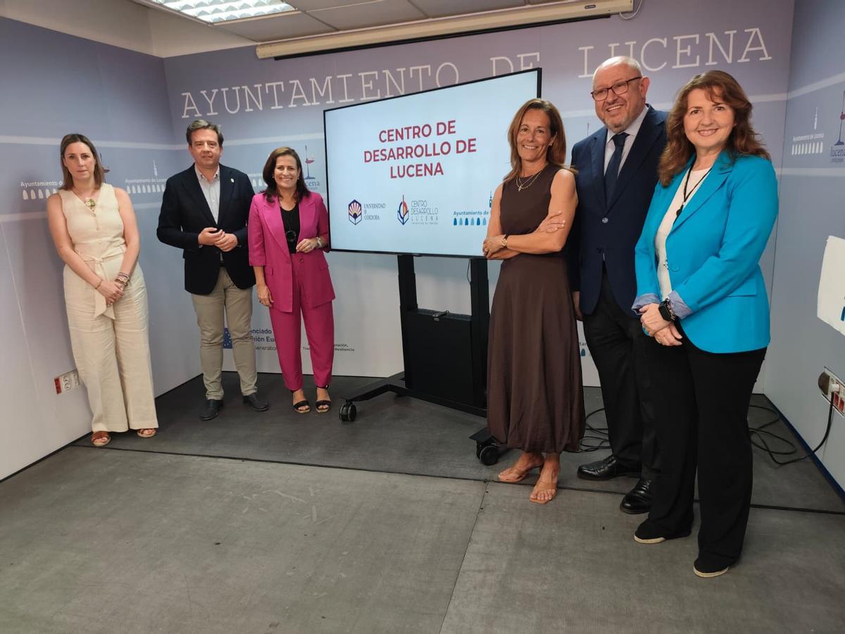 Autoridades locales y universitarias que han asistido al acto de la renovación del convenio para mantener hasta 2023 el Centro de Desarrollo de Lucena de la UCO.