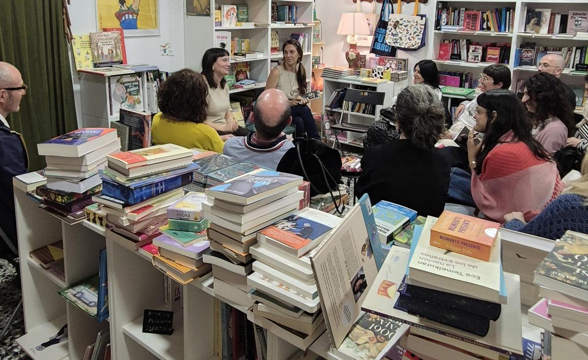 Uno de las sesiones del club de lectura celebrado en la librería Terramar.