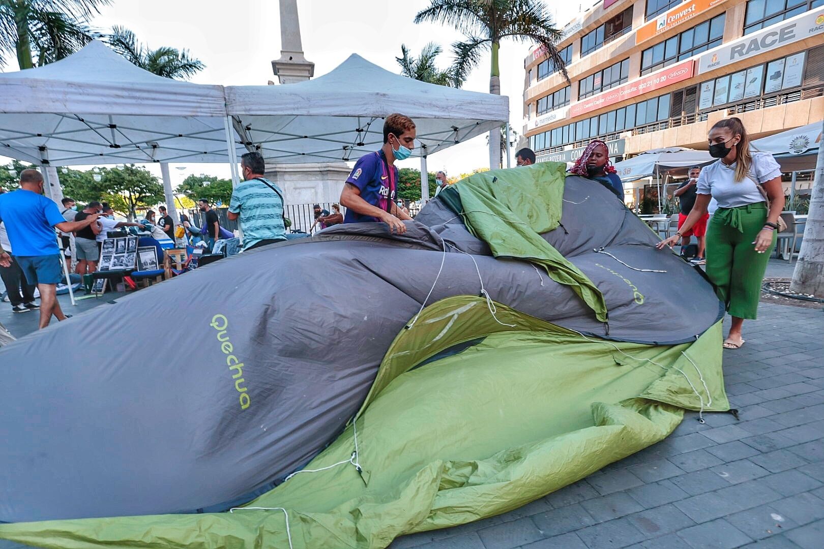 Traslado de la acampada de la plataforma antidesahucios en Santa Cruz