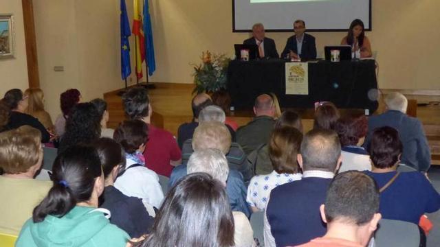 En la mesa, Luis Rodrigo Sáez, José Víctor Rodríguez (alcalde de Cangas del Narcea) y Lorena Pérez, directora de Celicidad, ayer, en la presentación de las Jornadas sin gluten.