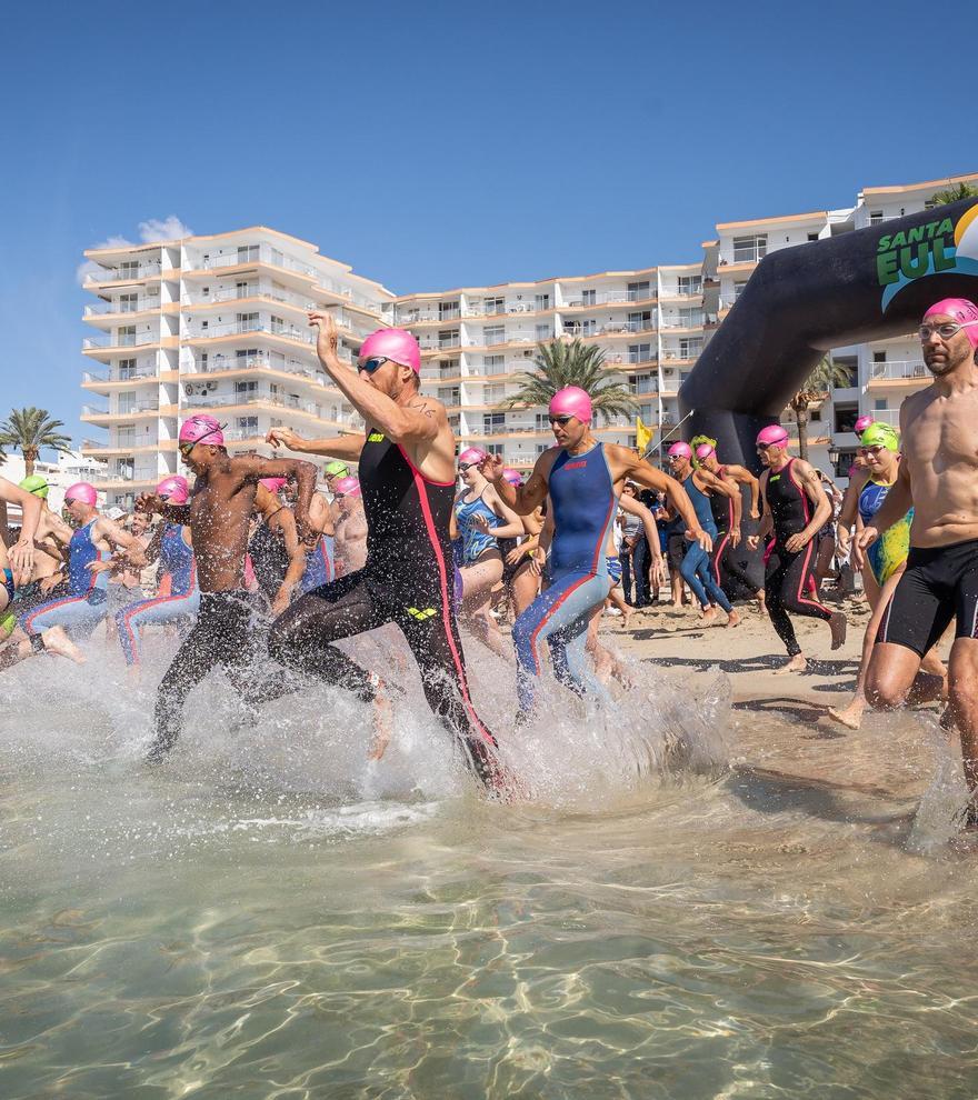 El Club Náutico de Santa Eulalia organiza actividades deportivas acuáticas para todos los públicos