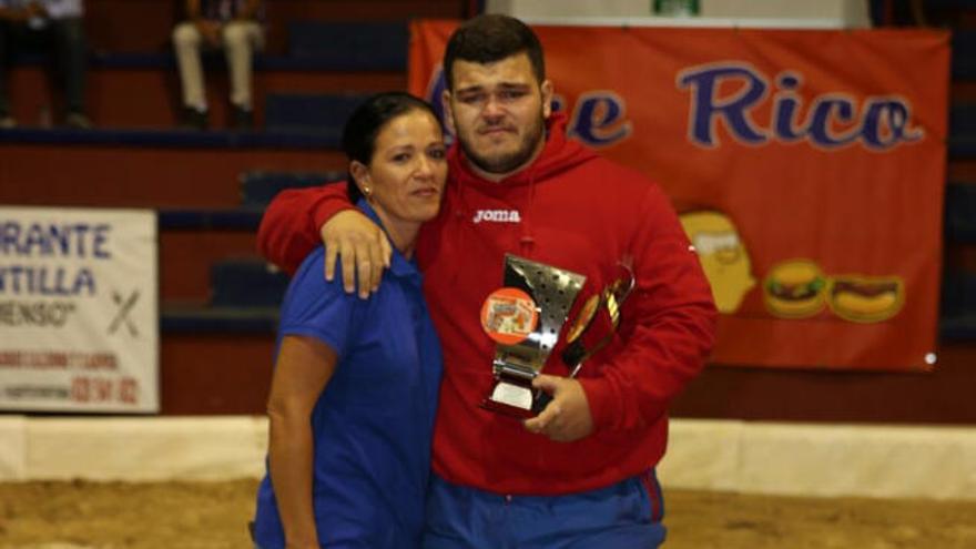 Raúl Peñate &#039;Pollo de Camareta&#039; recibe los trofeos de mano de su madre.