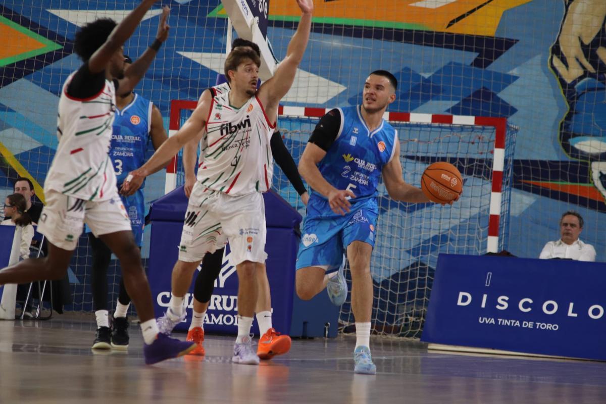 Scariolo presiona a Prepelic en el Zamora-Fibwi Mallorca