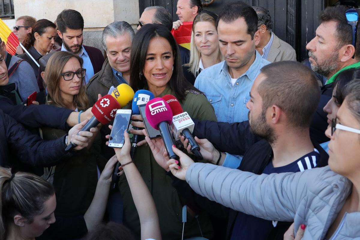 La vicealcaldesa de Madrid, BegoÃ±a Villacis (i) y el vicepresidente y portavoz del Gobierno de la Comunidad de Madrid, Ignacio Aguado (d), durante la concentraciÃ³n Juntos por EspaÃ±a. Convivencia sin violencia convocada por Foro EspaÃ±a en la Puerta del Sol, Madrid (EspaÃ±a). a domingo 27 de octubre de 2019.