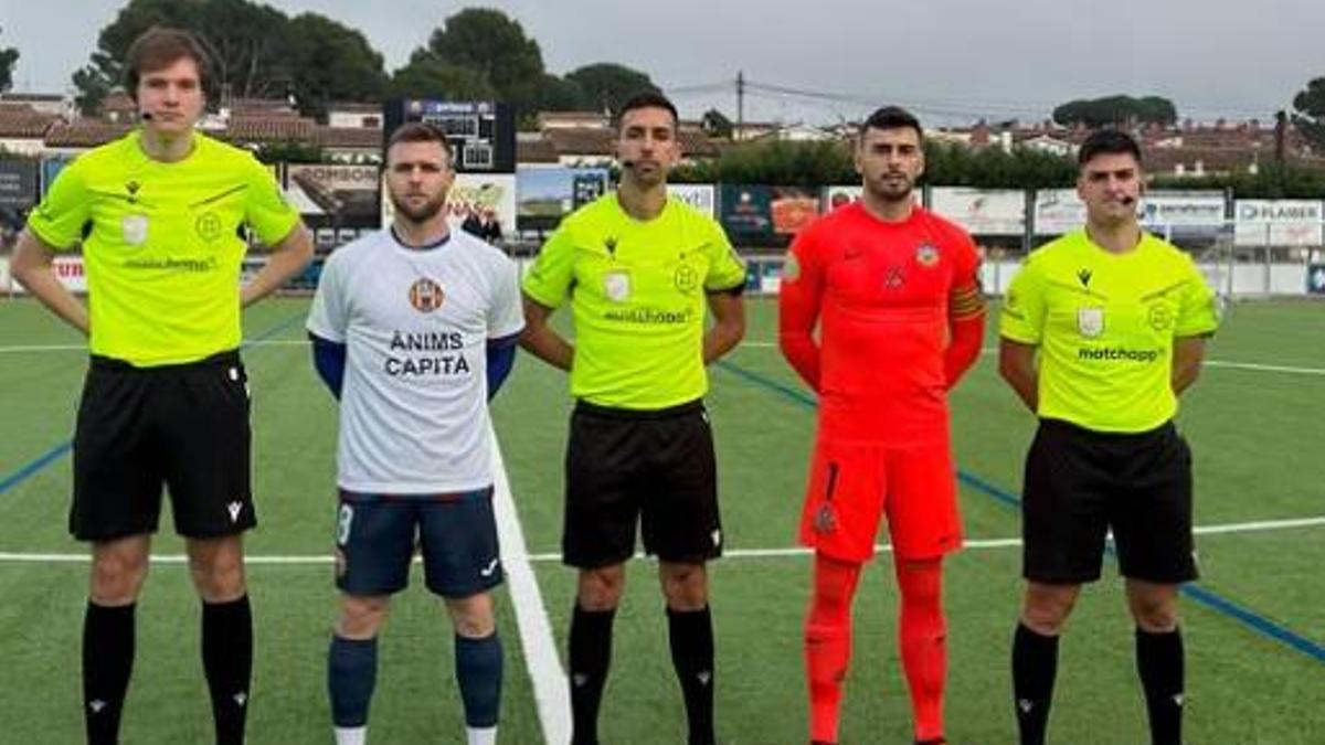 Marc Gelmà, capità de l'Escala, amb una samarreta en suport al lesionat Josu.