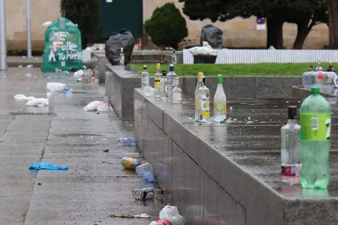 La Praza da Estrela sufre la resaca del lunes de Entroido
