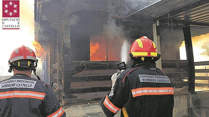 Un incendio quema una vivienda en l’Alcora y afecta a 500 m² forestales