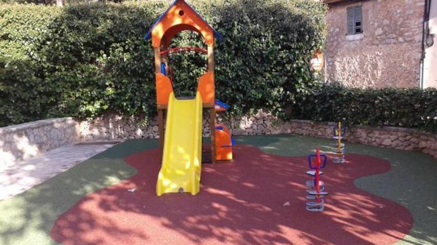 El nuevo parque infantil está ubicado en la Plaça dels Horts.