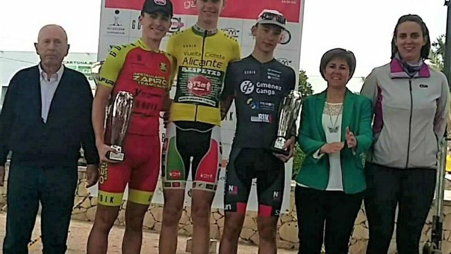 Imagen del podio de la Vuelta a Alicante Promesas.