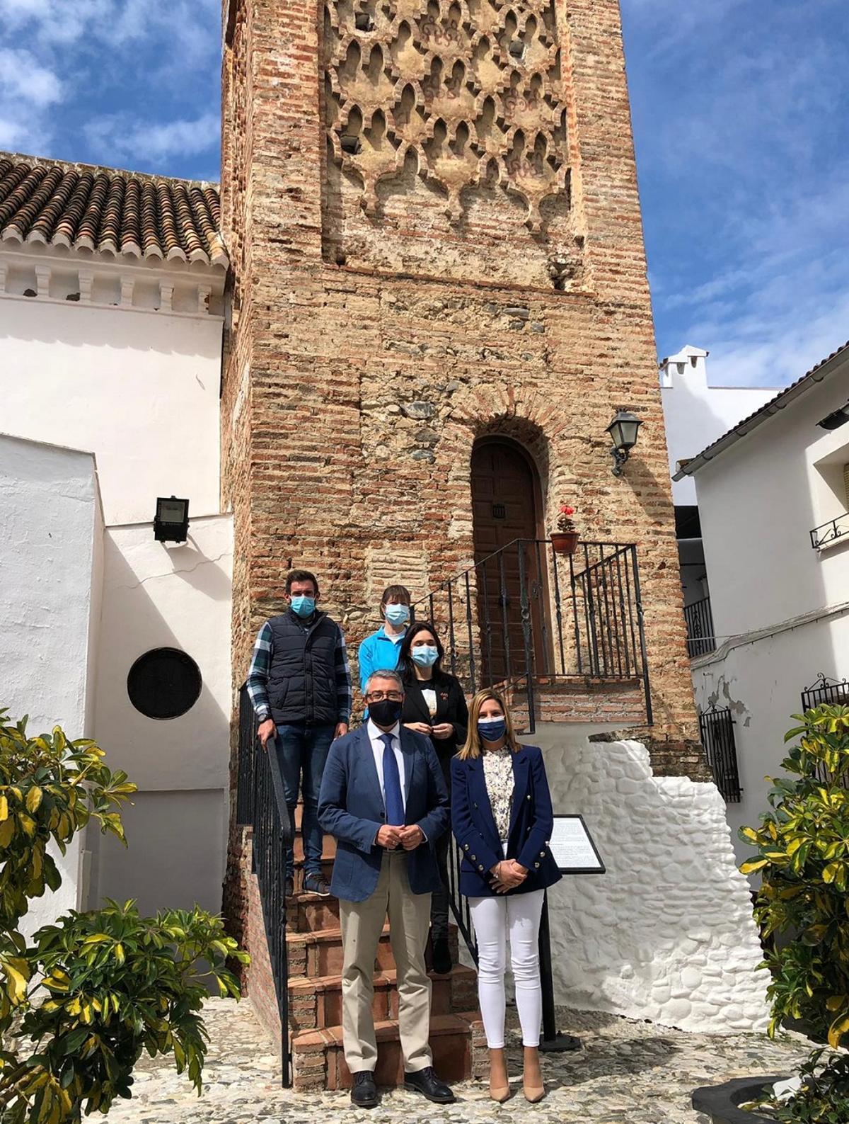 Margarita del Cid y Francisco Salado, con la alcaldesa de Árchez, María del Carmen Moreno, ante la torre mudéjar.