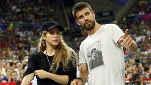 El futbolista Gerard Piqué amb la cantant Shakira, durant un partit del Mundial de Bàsquet
