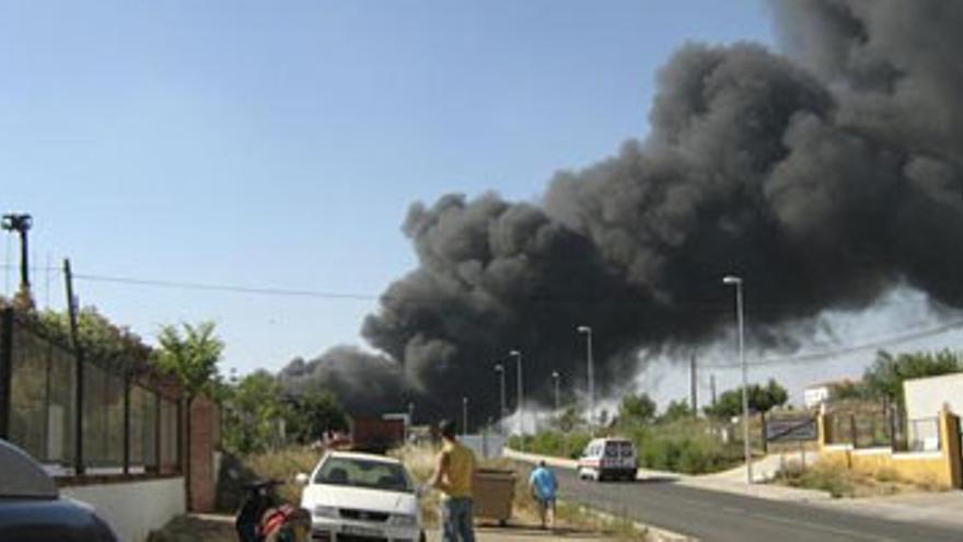 Un gran incendio destruye las instalaciones de una empresa de aceite de Jerez de los Caballeros