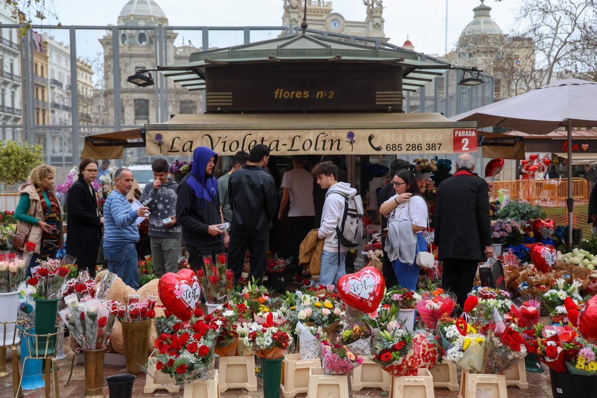 Imagen de archivo de una de las floristerías de la plaza del Ayuntamiento de València por San Valentín.