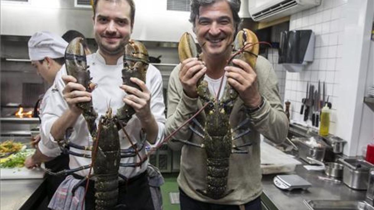 Toni Romero y Carles Abellan en las cocinas de Suculent con dos amigos. Fotos: Joan Puig