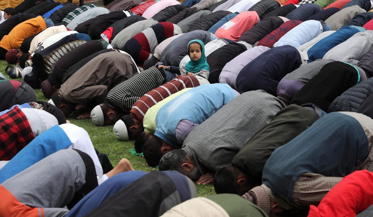 Los musulmanes celebran el fin del Ramadán. Fiesta del Eid al-Fitr en Srinagar, India.