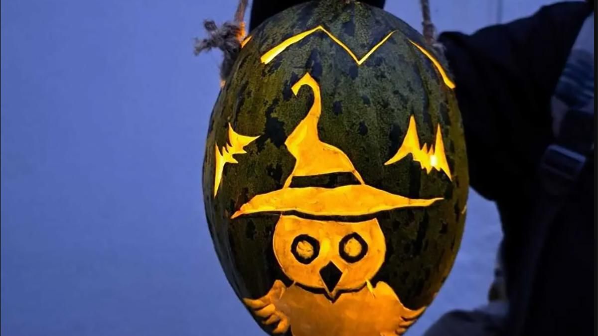 Farolillo de melón tallado con la figura de un búho brujo, uno de los diseños más creativos de la noche