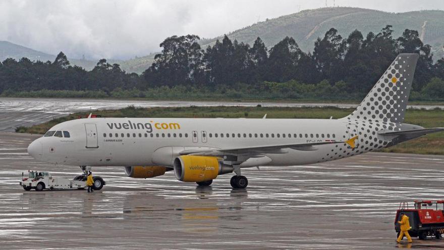 Una aeronave de Vueling en Peinador. // Marta G. Brea