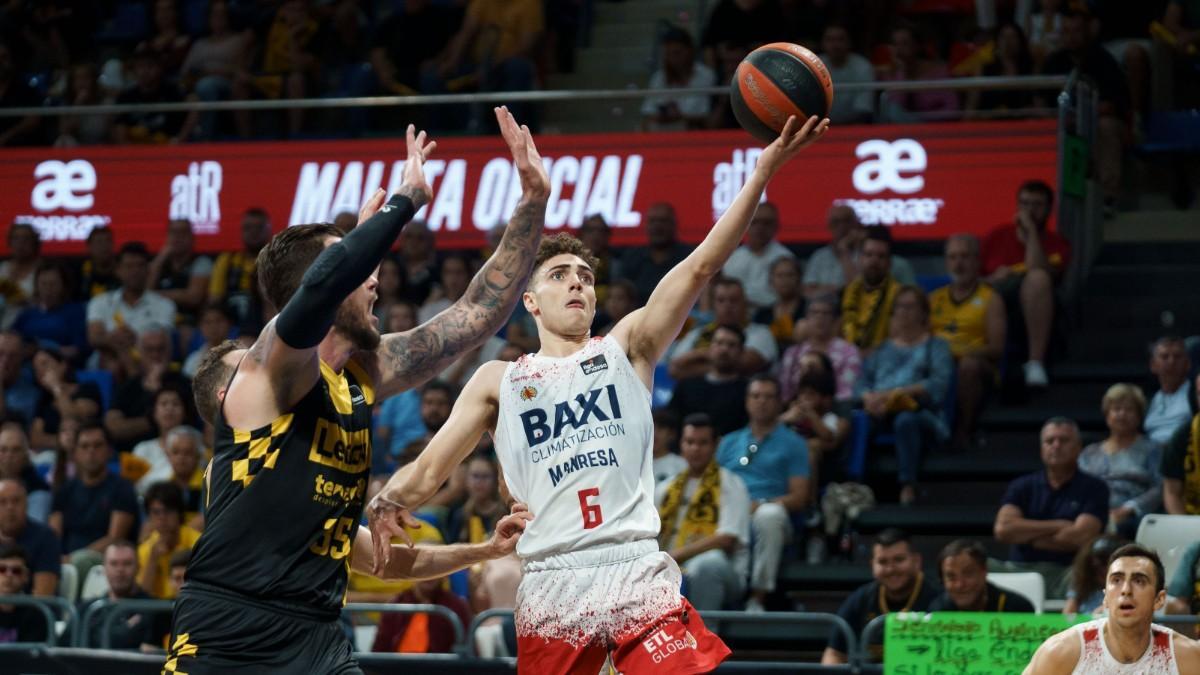 Dani García  entra a canasta ante el pívot del Lenovo Tenerife Fran Guerra