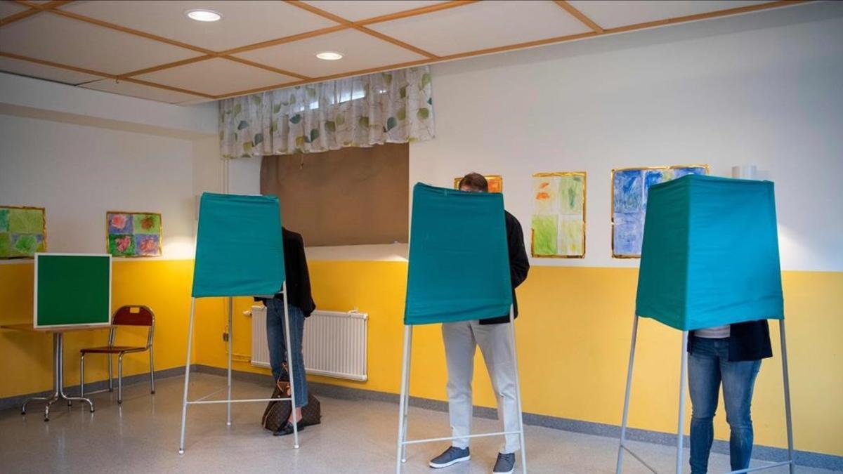 Votantes suecos en un colegio electoral.