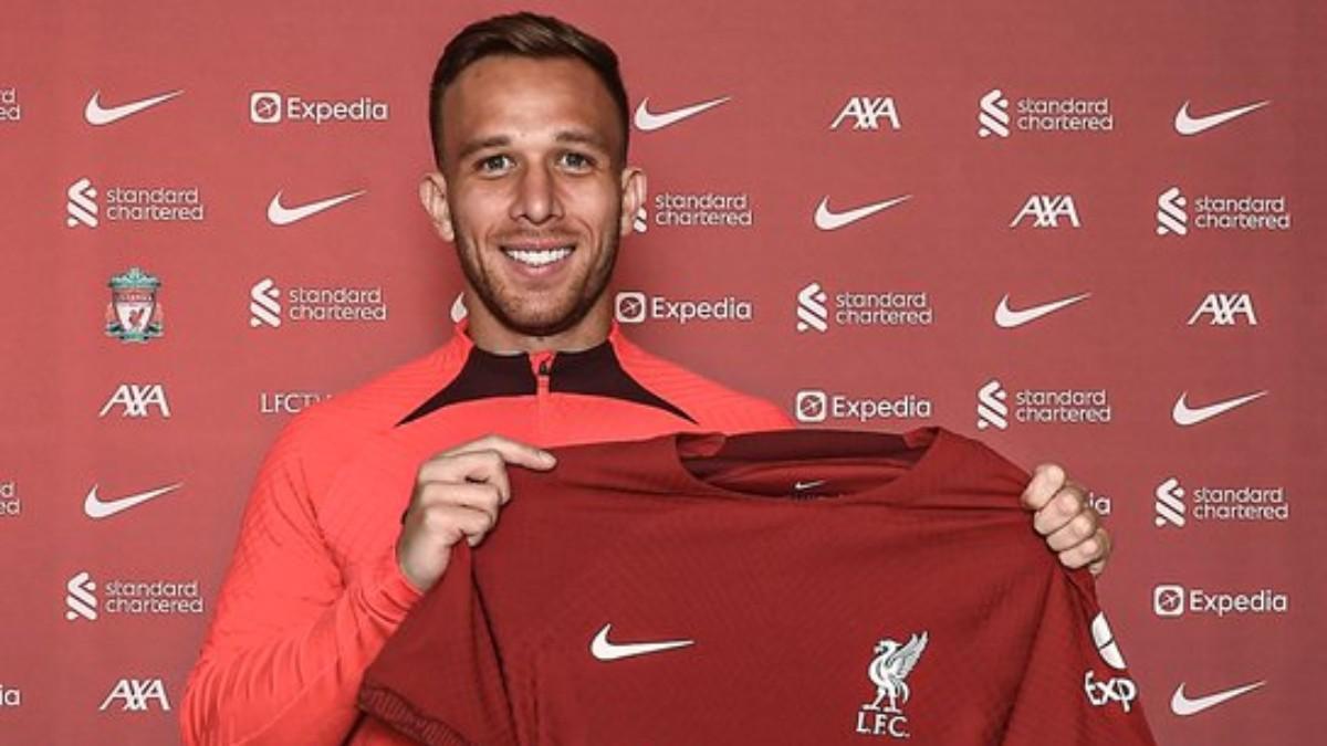 Arthur posa con la camiseta del Liverpool