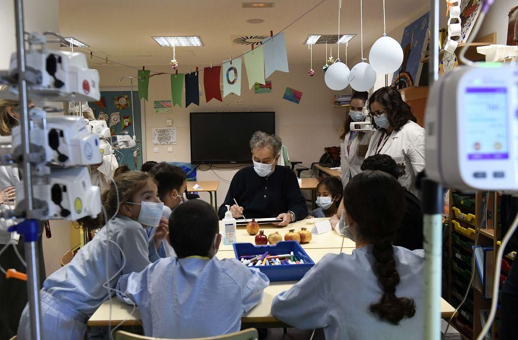 Pedro Cano lleva la pintura a Oncología Infantil de la Arrixaca