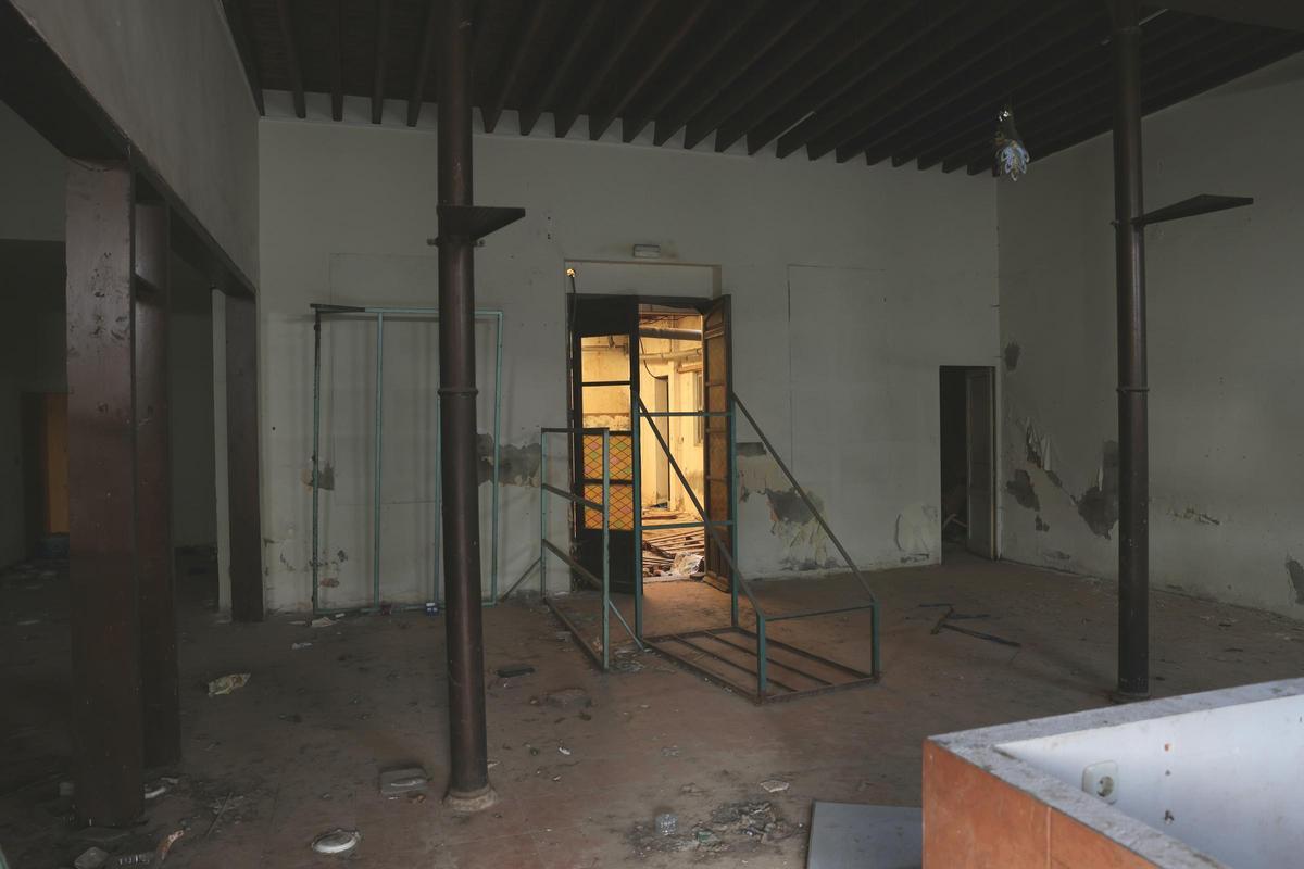 Interior diáfano de la planta baja de la propiedad municipal protegida en la calle Azorín 20