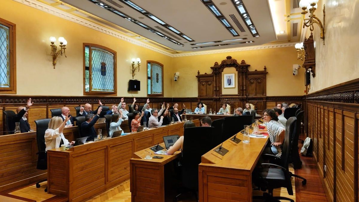 Ediles en la votación de la reprobación de la presidenta del Puerto.