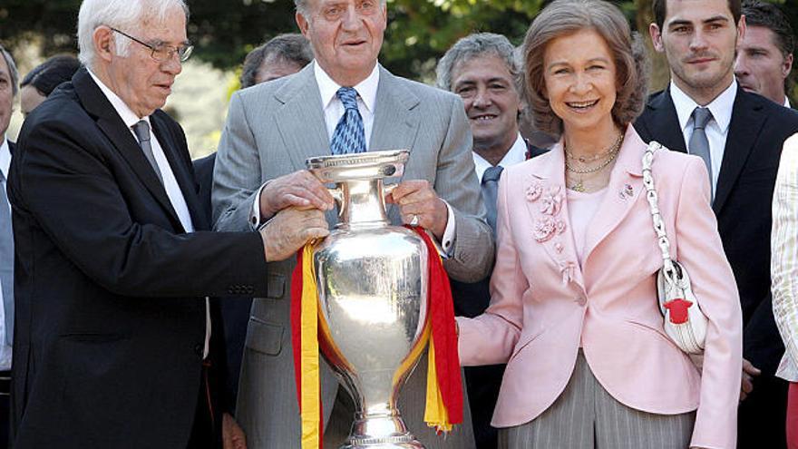 Entrañable. Luis Aragonés, el Rey y la Reina, ayer, en la recepción que la Familia Real ofreció a la selección de fútbol.