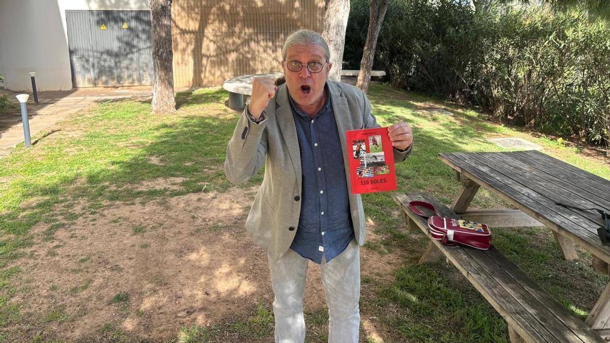 Gabriel Forteza posa para este diario con su libro '110 goles'.