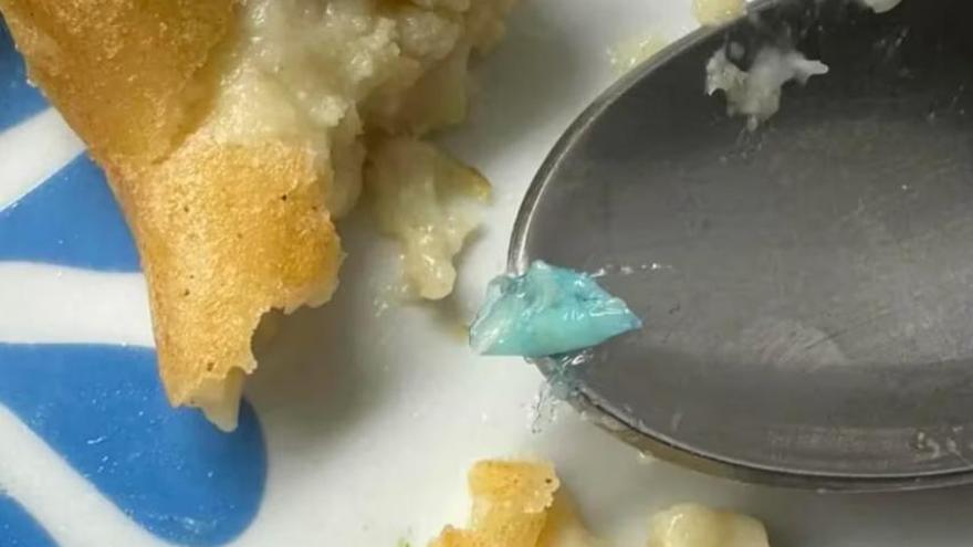 Alerta alimentaria: presencia de plástico azul en alimentos de supermercados de toda España