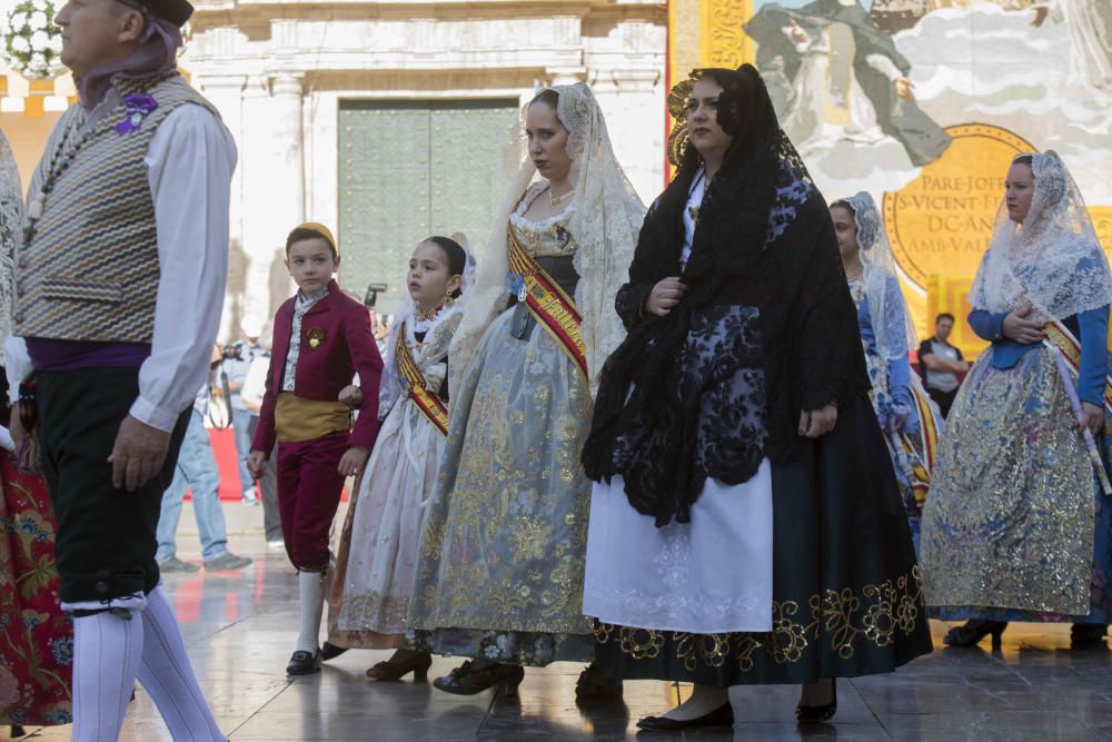 Desfile de las falleras mayores de las diferentes comisiones durante la procesión general de la Mare de Déu dels Desemparats.