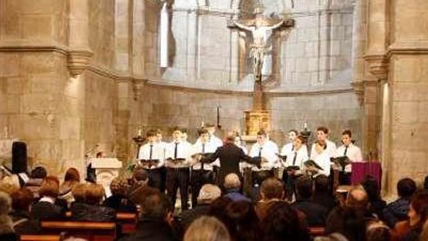 Los coros de San Lorenzo, La Horta y San Alfonso protagonizan una actuación benéfica de villancicos
