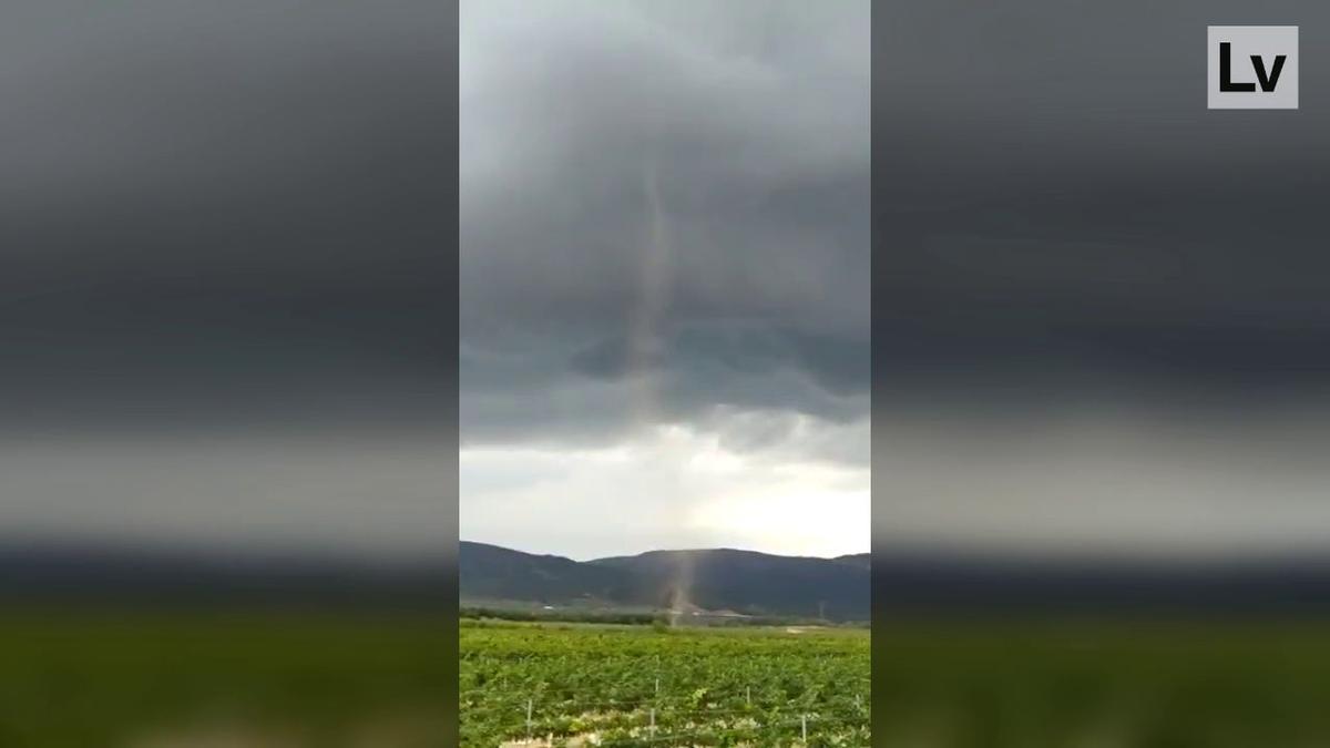 VÍDEO | Un pequeño tornado en La Font de la Figuera