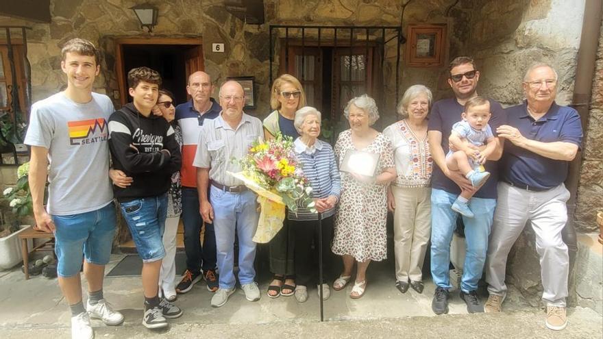 La "comida casera y sana" y "mucha fruta", los secretos de Irene Fernández, con 100 años recién cumplidos en Morcín: "Quién soy yo para dar consejos a nadie"
