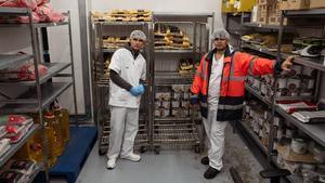 Víctor Castellano y Yunior Barrios Figueredo, presos encargados del almacenamiento de los alimentos en el Centre Penitenciari de Joves de La Roca del Vallès.