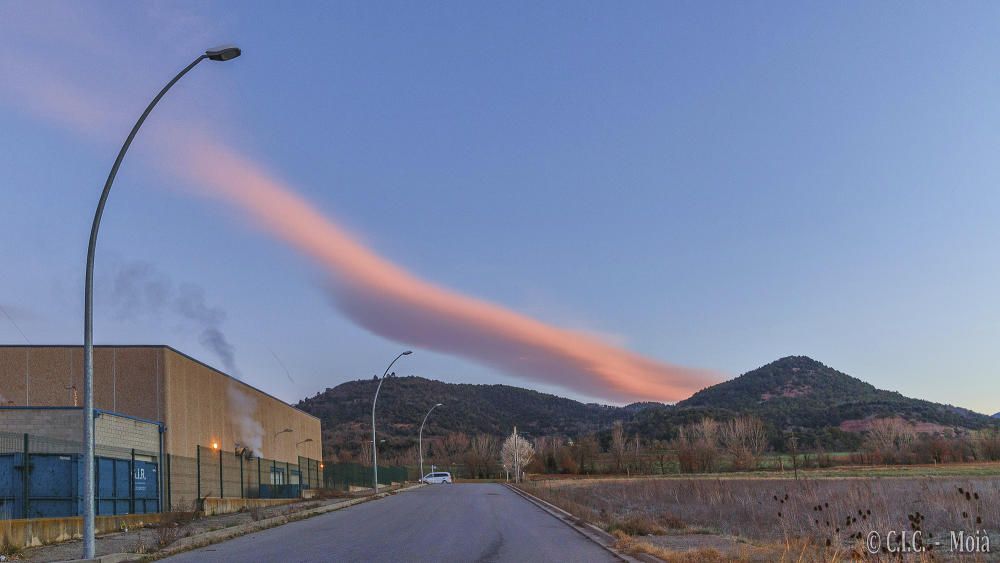 Moianès. Imatge enviada per un lector on podem observar un bonic cel matiner que ens deixa com a protagonista aquest núvol lenticular amb un to rosat a causa de l’albada.