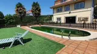 Tres casas con piscina en venta en Santiago